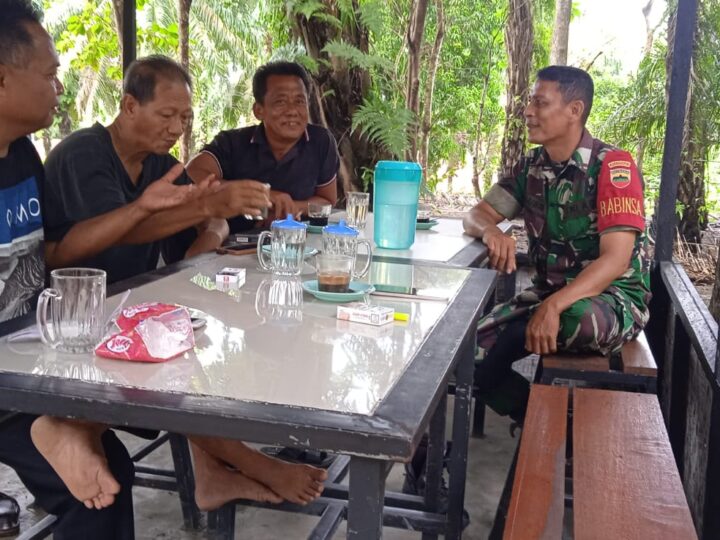 Musim Penghujan Tiba Babinsa Koramil 13/AN Himbau Warga Agar Selalu Waspada Banjir