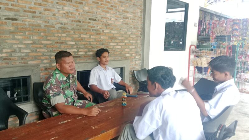 Babinsa Koramil 09/NL Melaksanakan Komsos Bersama Anak SMA di Bilah Hilir