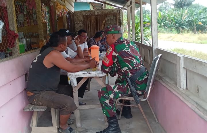 Musim Curah Hujan, Babinsa Koramil 13/AN Menghimbau Warga Waspada Banjir