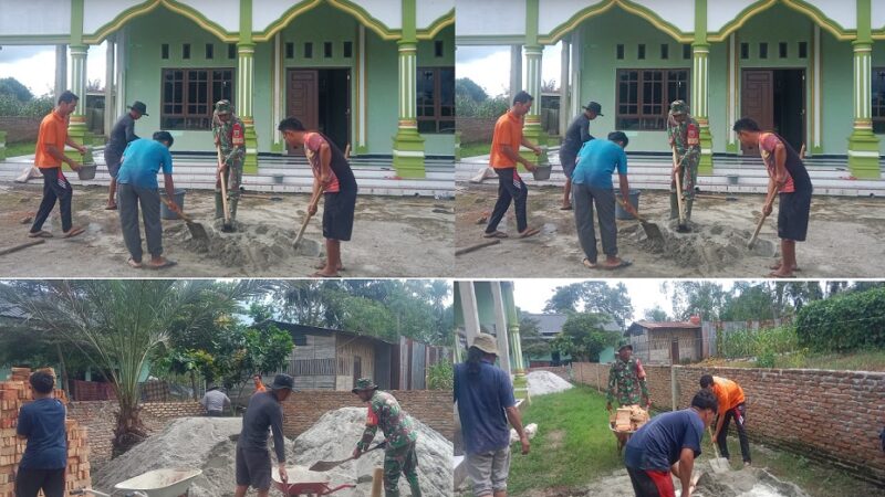 Babinsa Koramil 02/Sidikalang dan Warga Bersatu dalam Gotong Royong Bangun Pagar Masjid Abdul Manaf