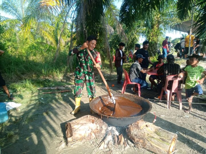 Babinsa Koramil 02/TL Serda Doddy Arianto Ikut Serta Gotong Royong Dalam Acara Hajatan Warga