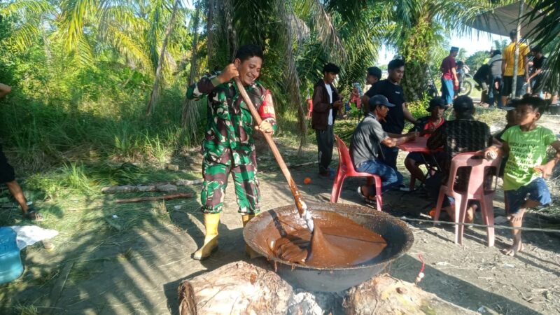Babinsa Koramil 02/TL Serda Doddy Arianto Ikut Serta Gotong Royong Dalam Acara Hajatan Warga